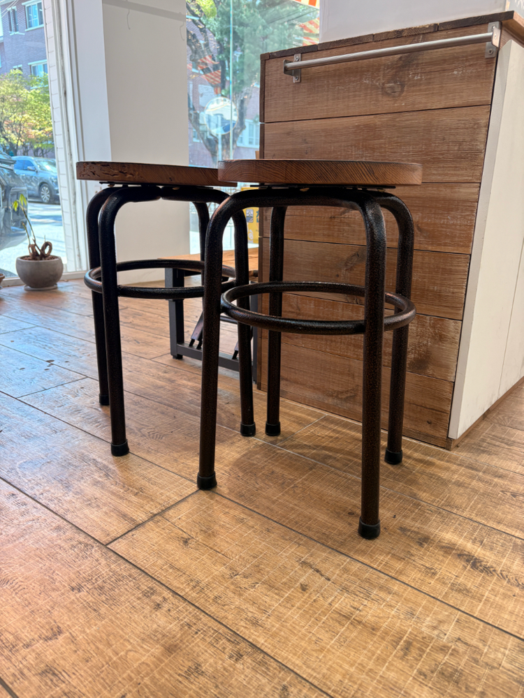 원목 빈티지 철재 의자 이미지