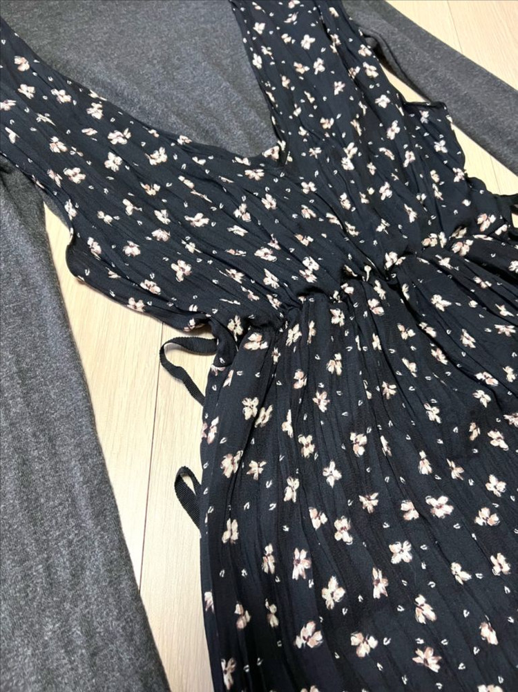 써스데이아일랜드 뷔스티에 레이어드 롱원피스 긴팔 티셔츠 플라워 쉬폰 나시 셔링 블랙 플라워 이미지
