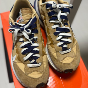 나이키x사카이 베이퍼와플 세서미 앤 블루 보이드 이미지