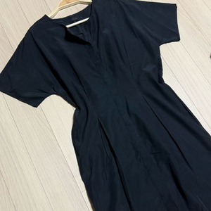 COS코스 실크50% 반팔 셔츠 원피스 핀턱 블랙미디여름노카라 이미지