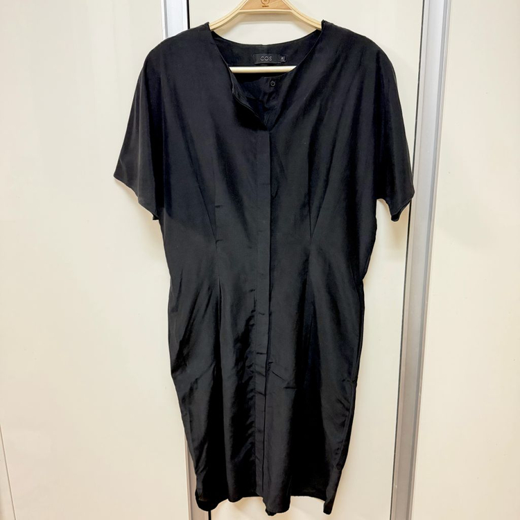 COS코스 실크50% 반팔 셔츠 원피스 핀턱 블랙미디여름노카라 이미지