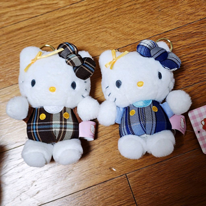 새상품)헬로키티 체크 인형 키링 2종_산리오 마스코트 누이 굿즈_크레인 프라이즈 마콧 상품 이미지