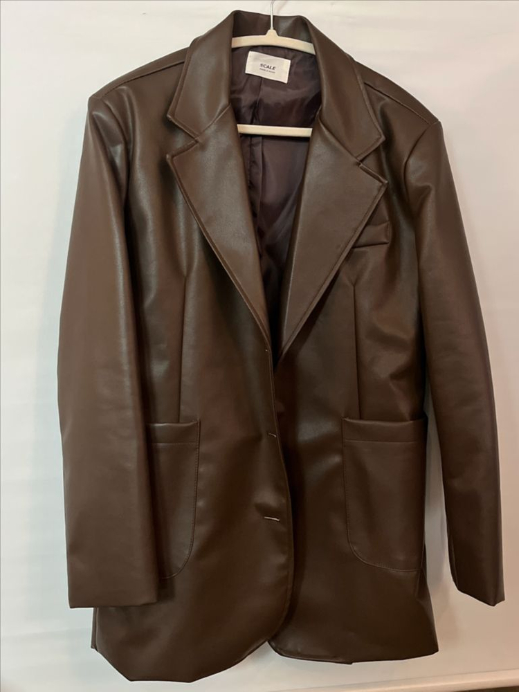 브라운 레더 자켓 이미지