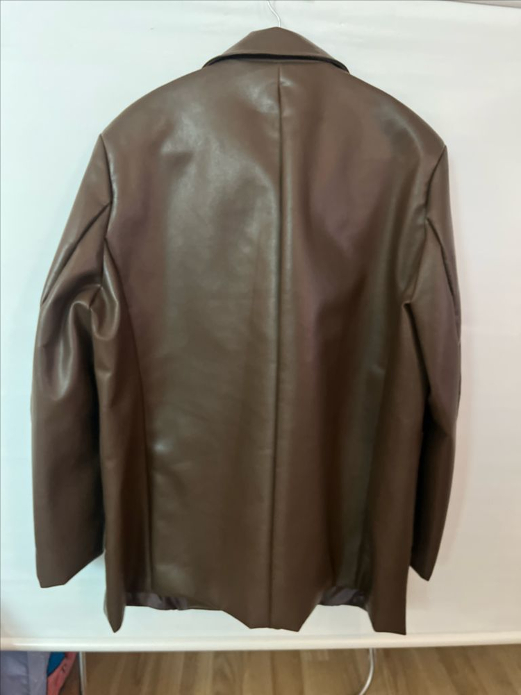 브라운 레더 자켓 이미지