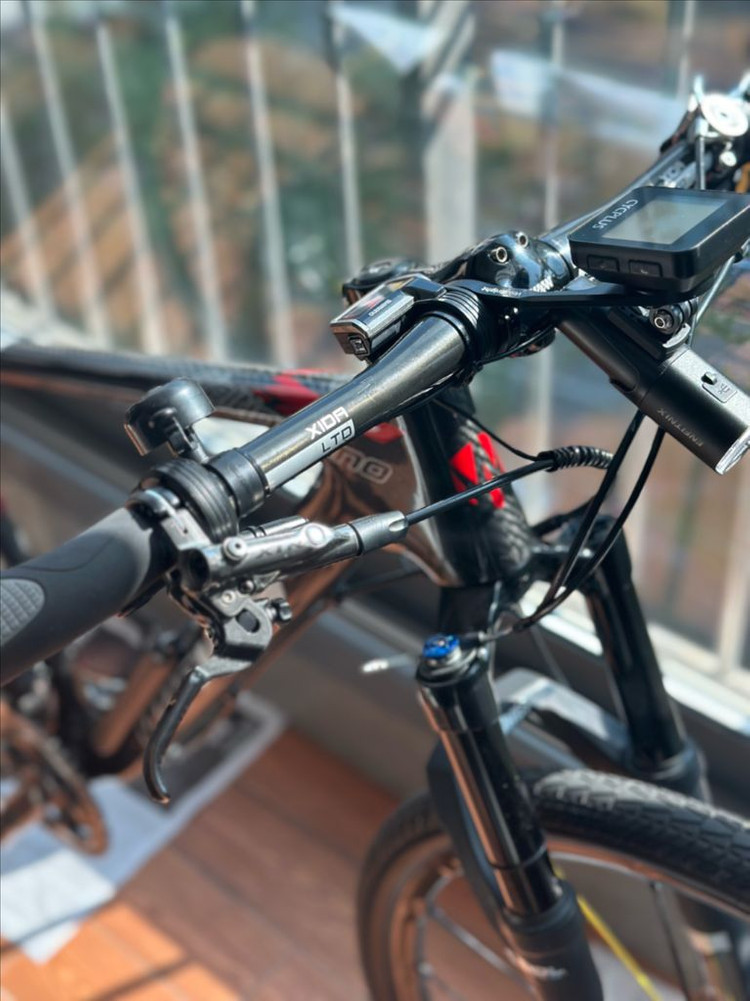 풀카본 MTB 자전거 이미지