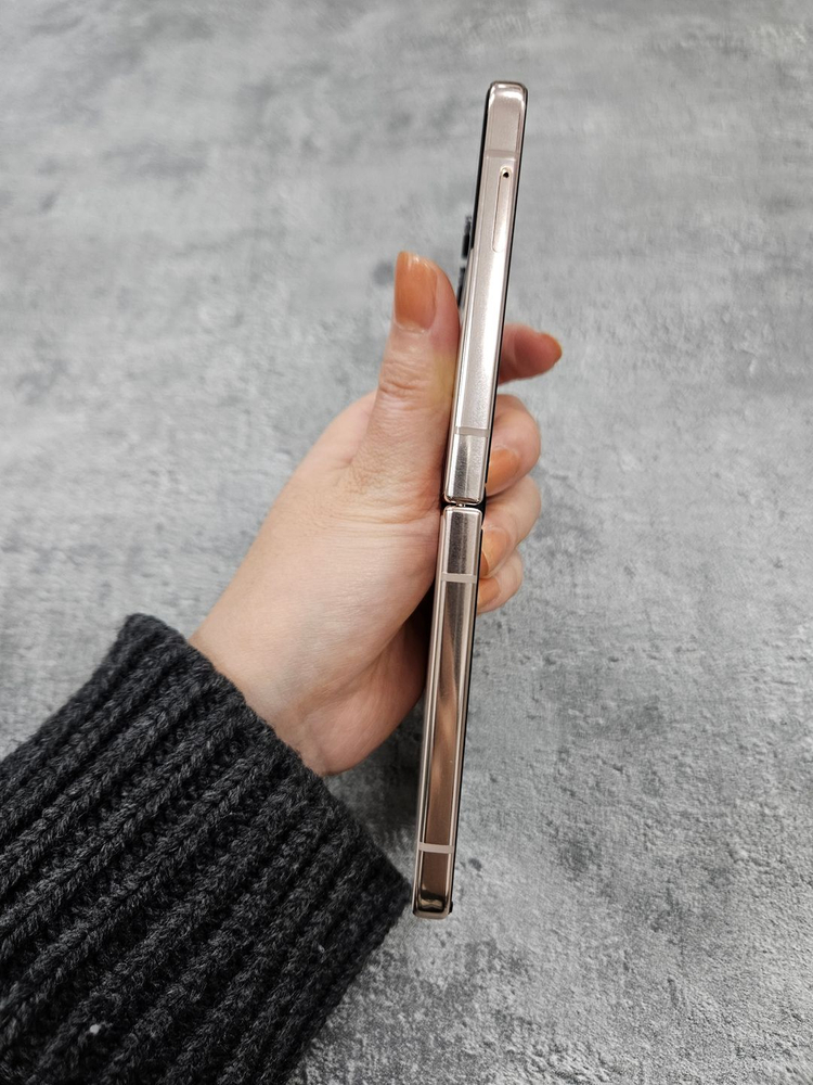 삼성갤럭시Z플립4골드판매 중고폰 이미지