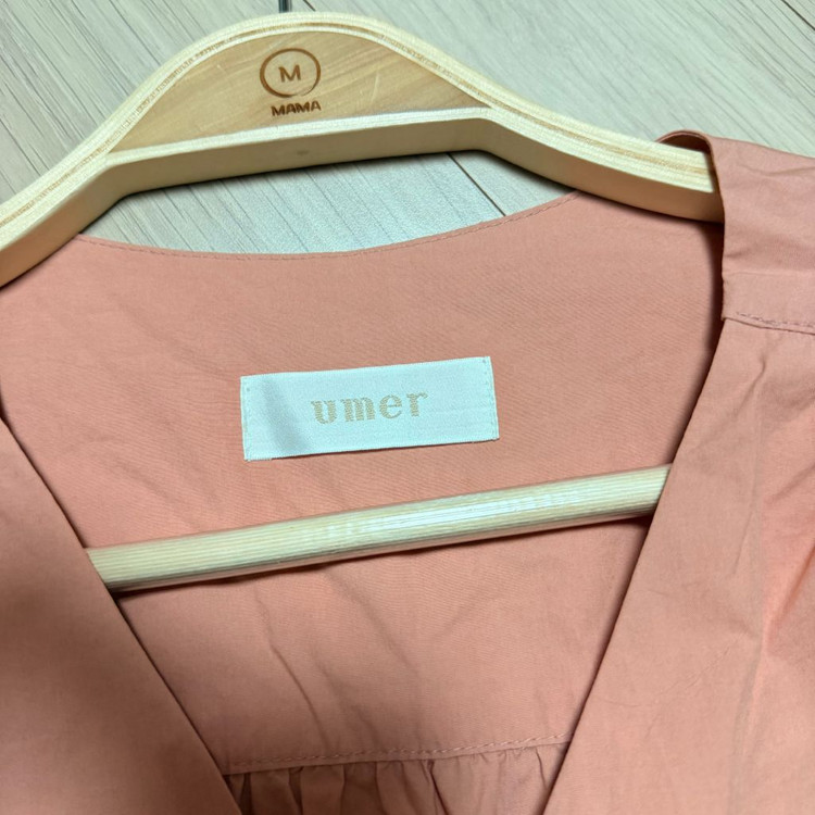 유메르umer 바스락 반팔 셔링 브이넥 블라우스 여름 셔츠 코랄핑크 이미지