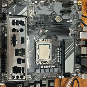 i7-13700KF + B760M (기가바이트) 이미지