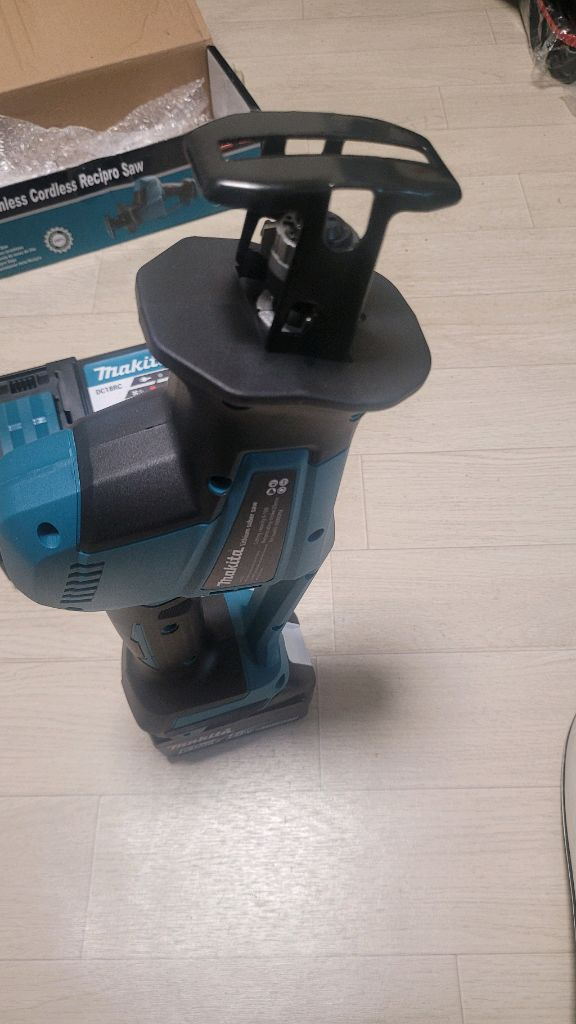 마끼다 전기왕복톱 컷소 18V 팝니다. 이미지