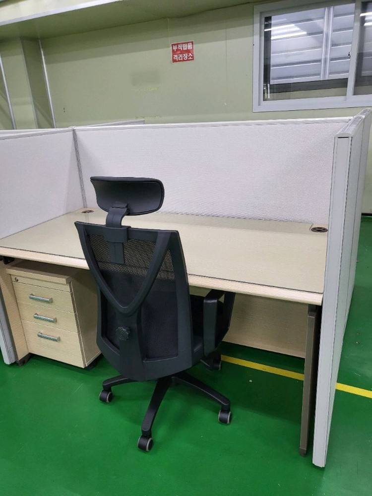 파티션 책상 의자 서랍 수납장 책장 회의용테이블 회의용의자 탁자 이미지