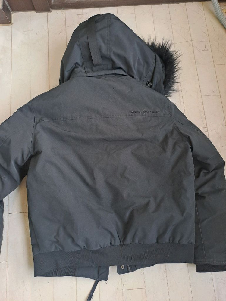 내셔널지오그래픽 유틸리티 숏패딩 블랙 색상 이미지