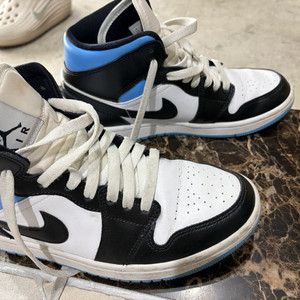 나이키 조던 1 미드 유니버시티 블루 (우먼즈 245) 이미지