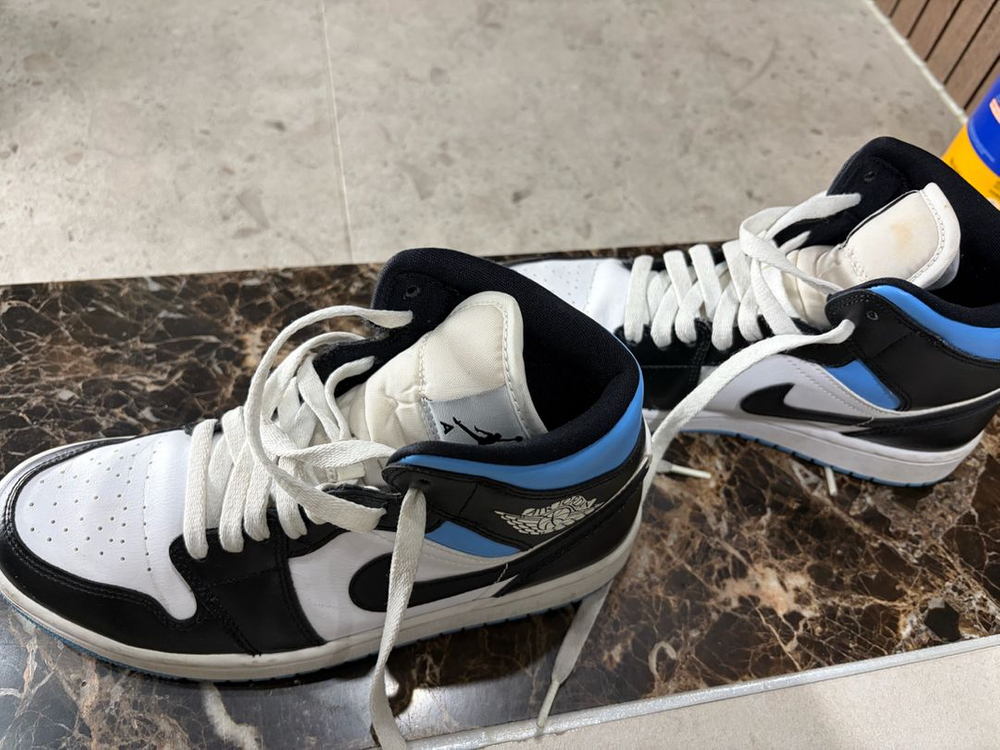 나이키 조던 1 미드 유니버시티 블루 (우먼즈 245) 이미지