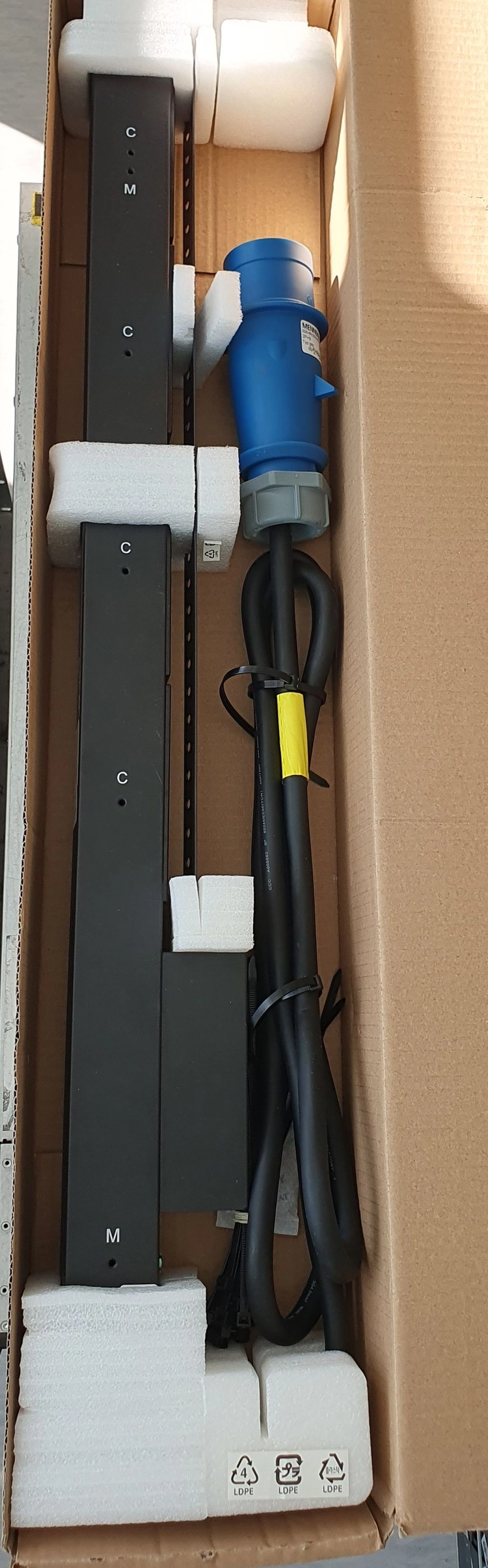 HPE 7.3kVA60309 5-wire 32A230V Outlets (20) C13Vertical INTL PDU 이미지