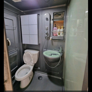 샤워부스 및 화장실 이미지