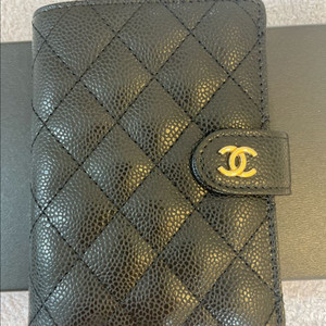 샤넬로고 여권지갑 이미지