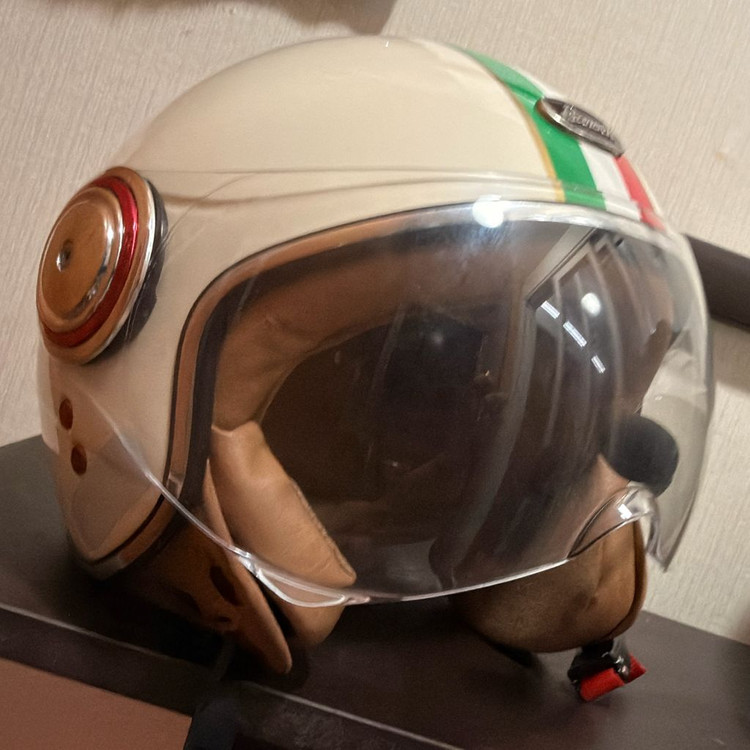 Beon 베온 반모 헬멧 사이즈 L 입니다. 이미지