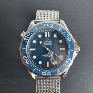 오메가 씨마스터 300 시계 제임스 본드 탄생 60주년 기념 이미지