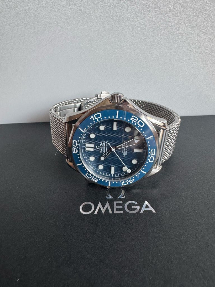 오메가 씨마스터 300 시계 제임스 본드 탄생 60주년 기념 이미지