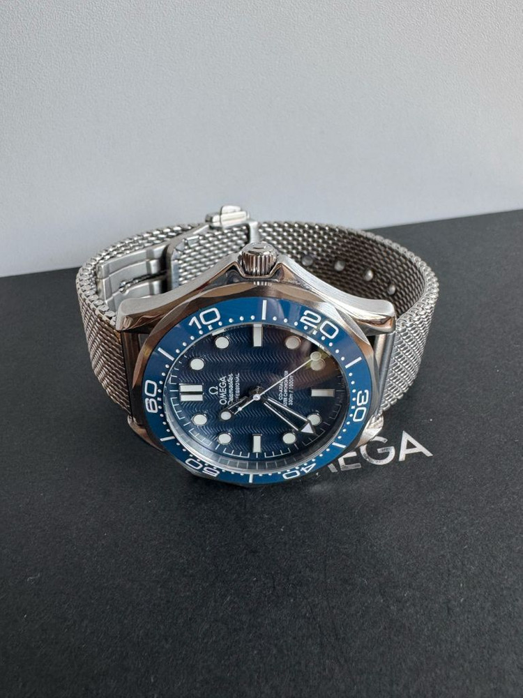 오메가 씨마스터 300 시계 제임스 본드 탄생 60주년 기념 이미지