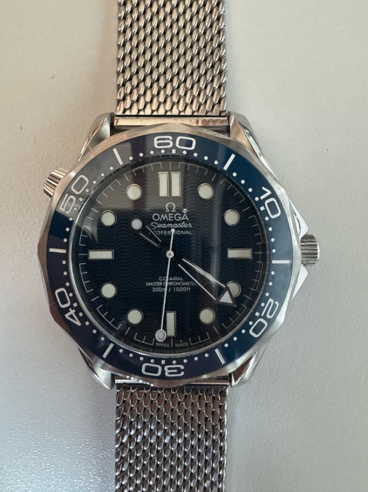 오메가 씨마스터 300 시계 제임스 본드 탄생 60주년 기념 이미지