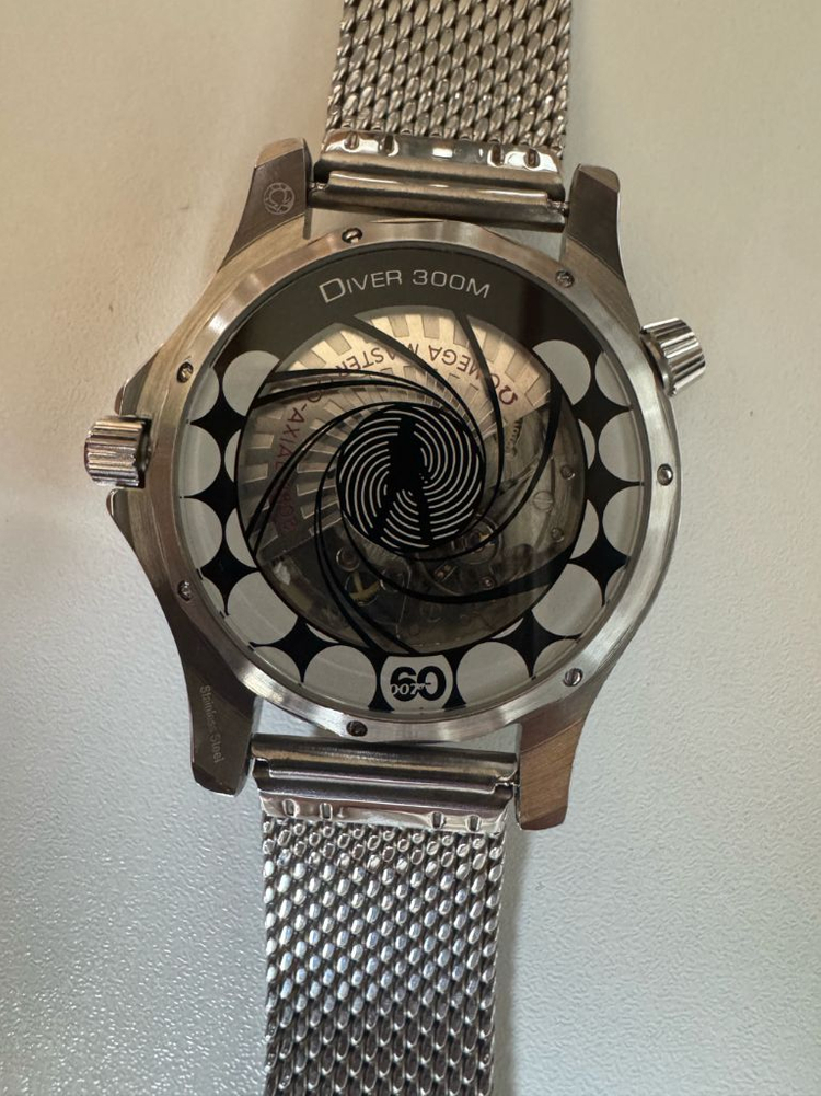 오메가 씨마스터 300 시계 제임스 본드 탄생 60주년 기념 이미지