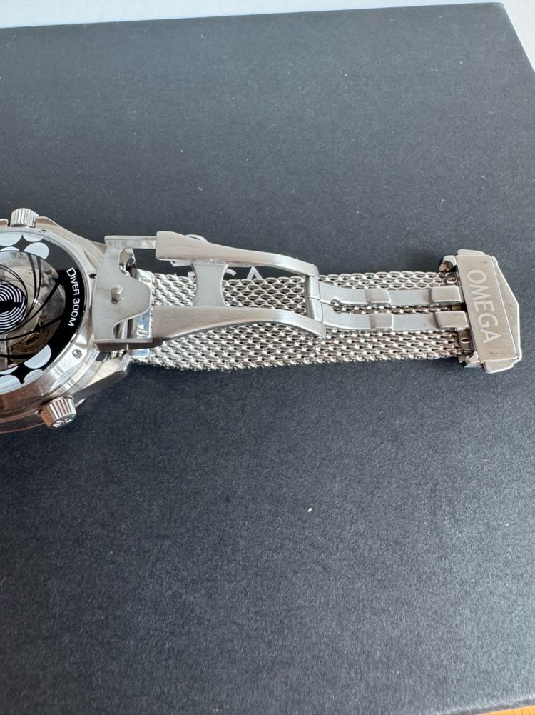 오메가 씨마스터 300 시계 제임스 본드 탄생 60주년 기념 이미지