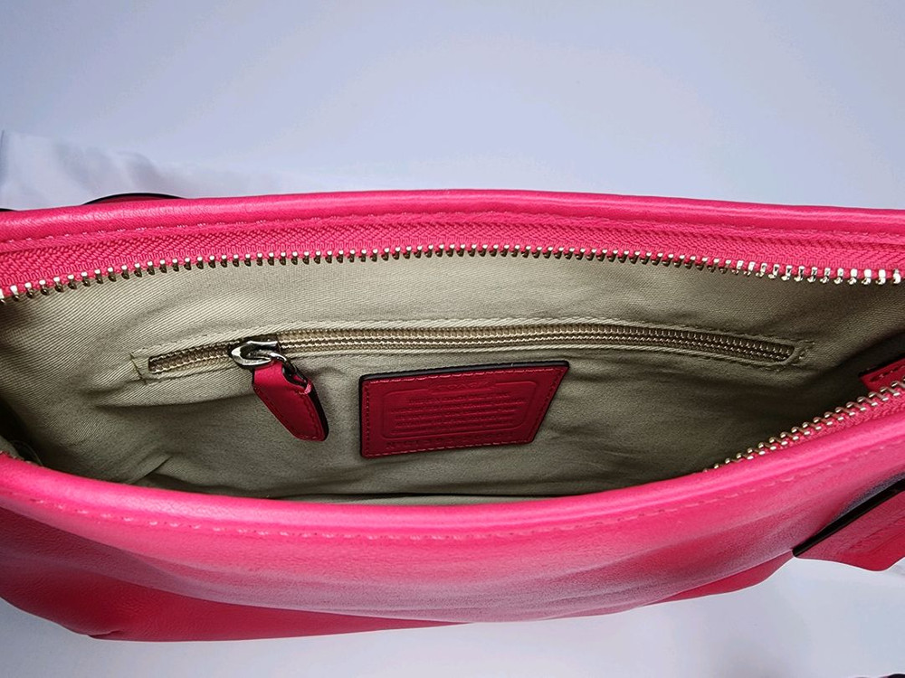 코치 핑크색 가죽 크로스백 이미지