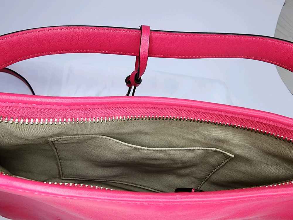 코치 핑크색 가죽 크로스백 이미지