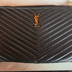 [s급/정품]입생로랑 카산드라 마틀라세 레더 태블릿 파우치 블랙 금장 이미지