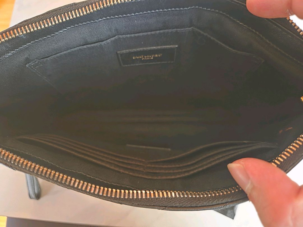 [s급/정품]입생로랑 카산드라 마틀라세 레더 태블릿 파우치 블랙 금장 이미지