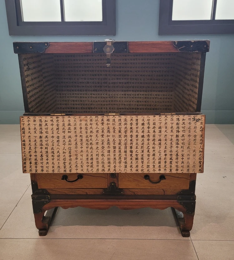 한국전통 디자인의 반닫이입니다 . 이미지
