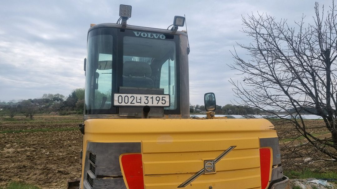 볼보02굴삭기 이미지