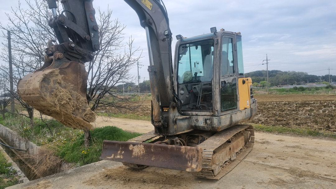 볼보02굴삭기 이미지