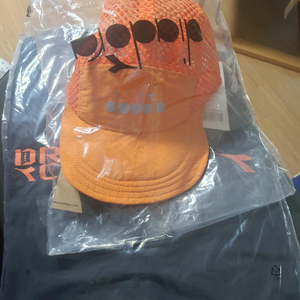 경기마라톤 디아도라 싱글렛 & 오렌지 캡 모자 세트라톤 디아도라 싱글렛 & 오렌지 캡 모자 세트 이미지