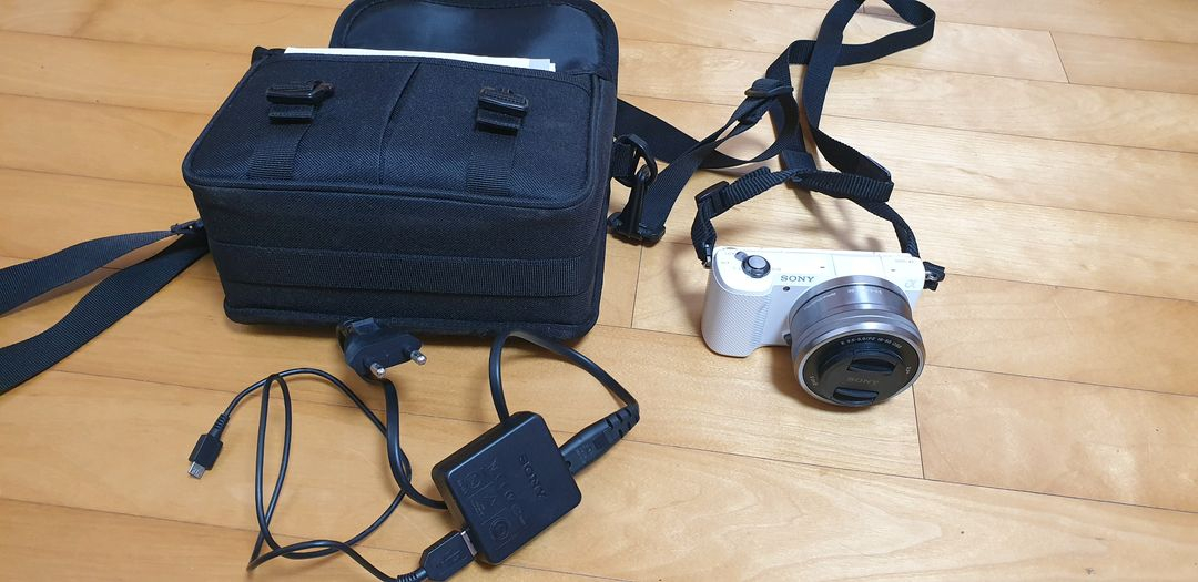 소니 미러리스 카메라 A5000 화이트 택포25만원 이미지