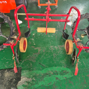 새것 미사용제품 밭에 비닐을 씌울 때 사용하는 아세아 관리기 비닐 피복기 입니다아세아 관리기 사용 하시는분 비닐 피 이미지