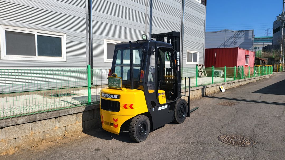 중고지게차 두산 2.5톤 하이3단마스트 DB33엔진 농기계 05년식 디젤지게차 이미지