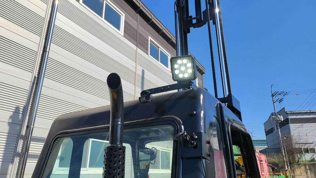 중고지게차 두산 2.5톤 하이3단마스트 DB33엔진 농기계 05년식 디젤지게차 이미지