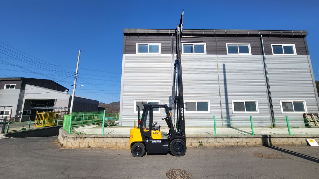 중고지게차 두산 2.5톤 하이3단마스트 DB33엔진 농기계 05년식 디젤지게차 이미지