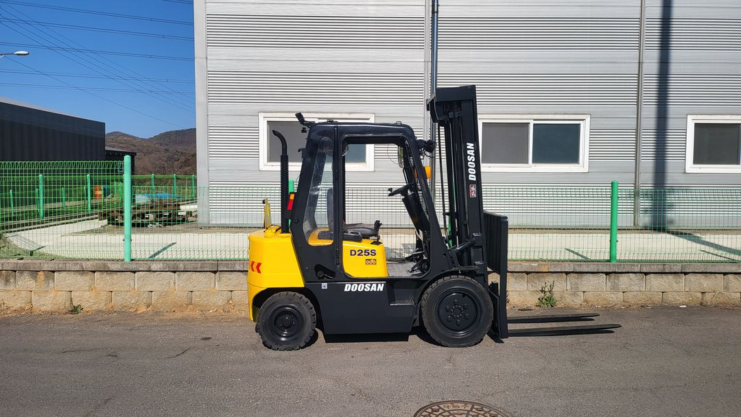 중고지게차 두산 2.5톤 하이3단마스트 DB33엔진 농기계 05년식 디젤지게차 이미지