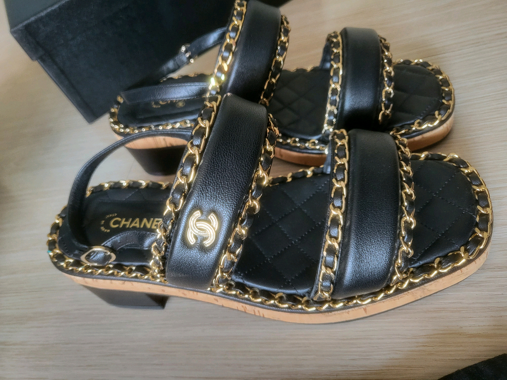 샤넬 퀄팅 체인 샌들 블랙 37사이즈 팝니다. 백화점 영수증포함. 이미지