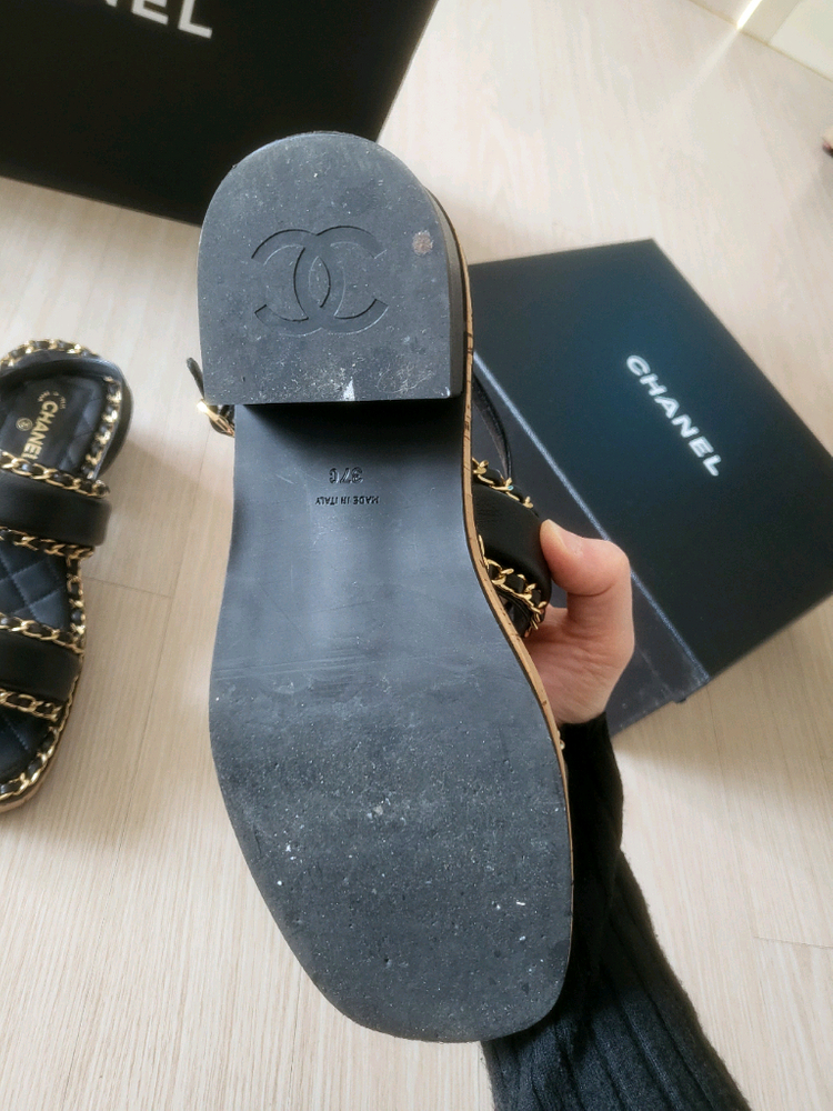 샤넬 퀄팅 체인 샌들 블랙 37사이즈 팝니다. 백화점 영수증포함. 이미지