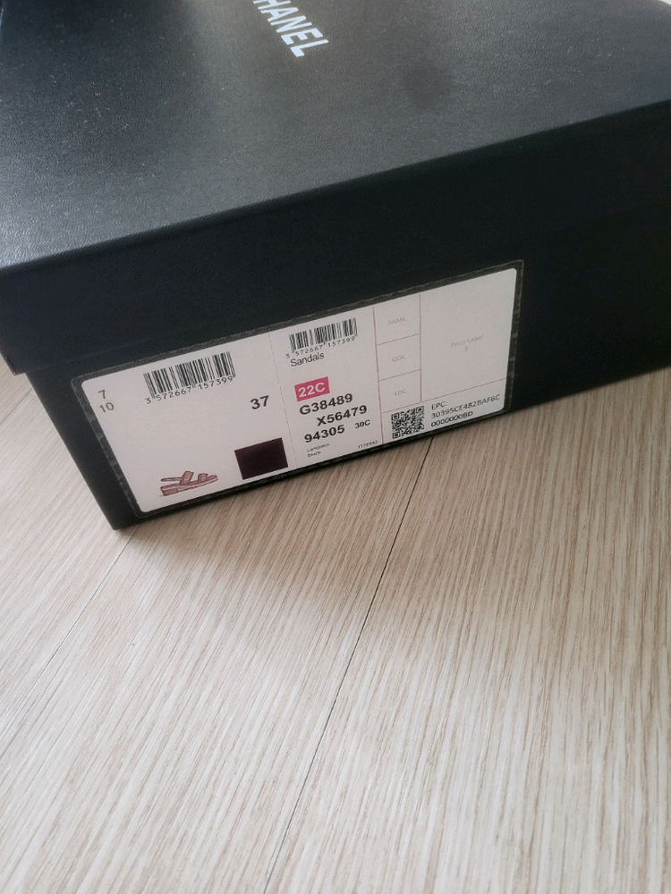 샤넬 퀄팅 체인 샌들 블랙 37사이즈 팝니다. 백화점 영수증포함. 이미지