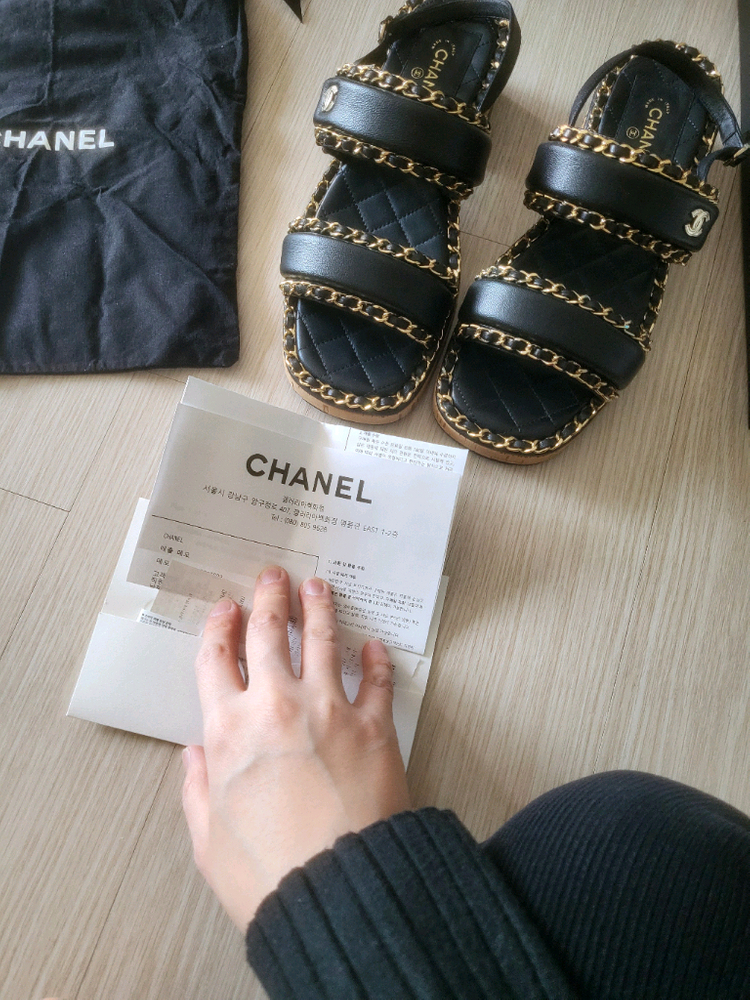 샤넬 퀄팅 체인 샌들 블랙 37사이즈 팝니다. 백화점 영수증포함. 이미지