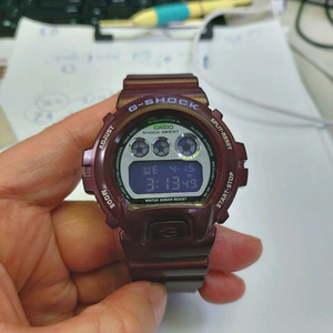 카시오 지샥 버건디색 시계 이미지