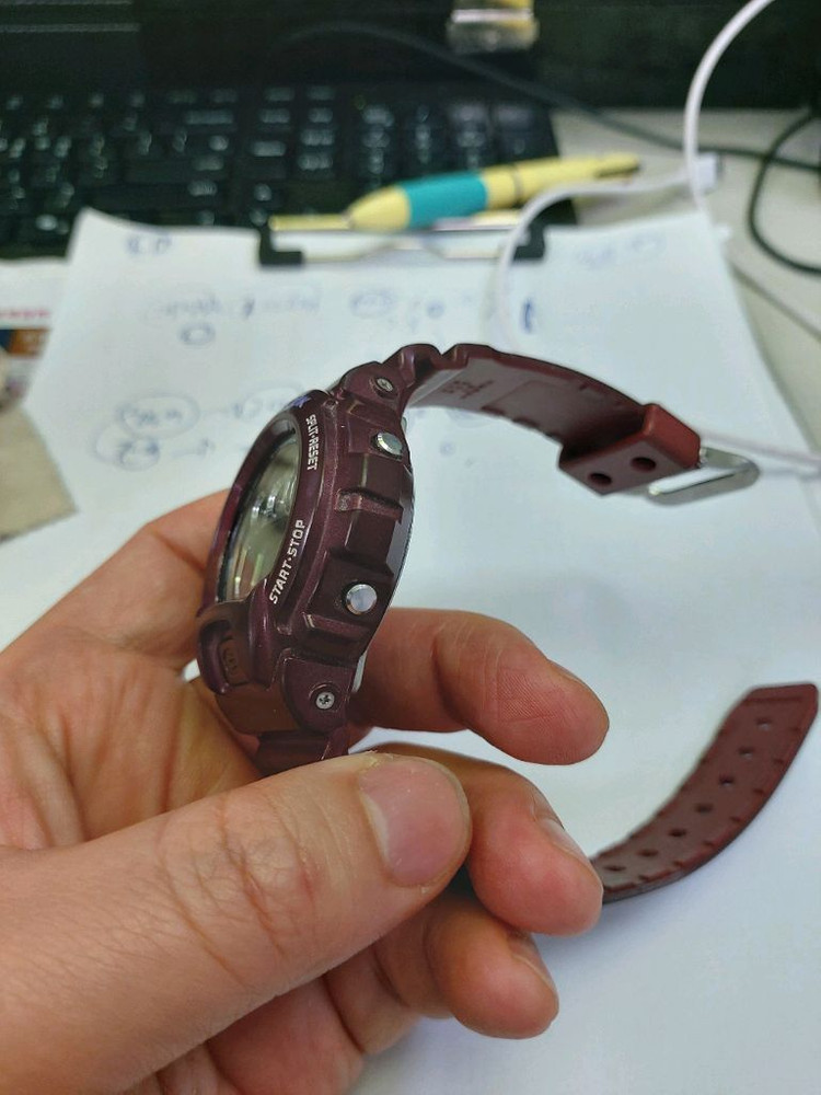 카시오 지샥 버건디색 시계 이미지