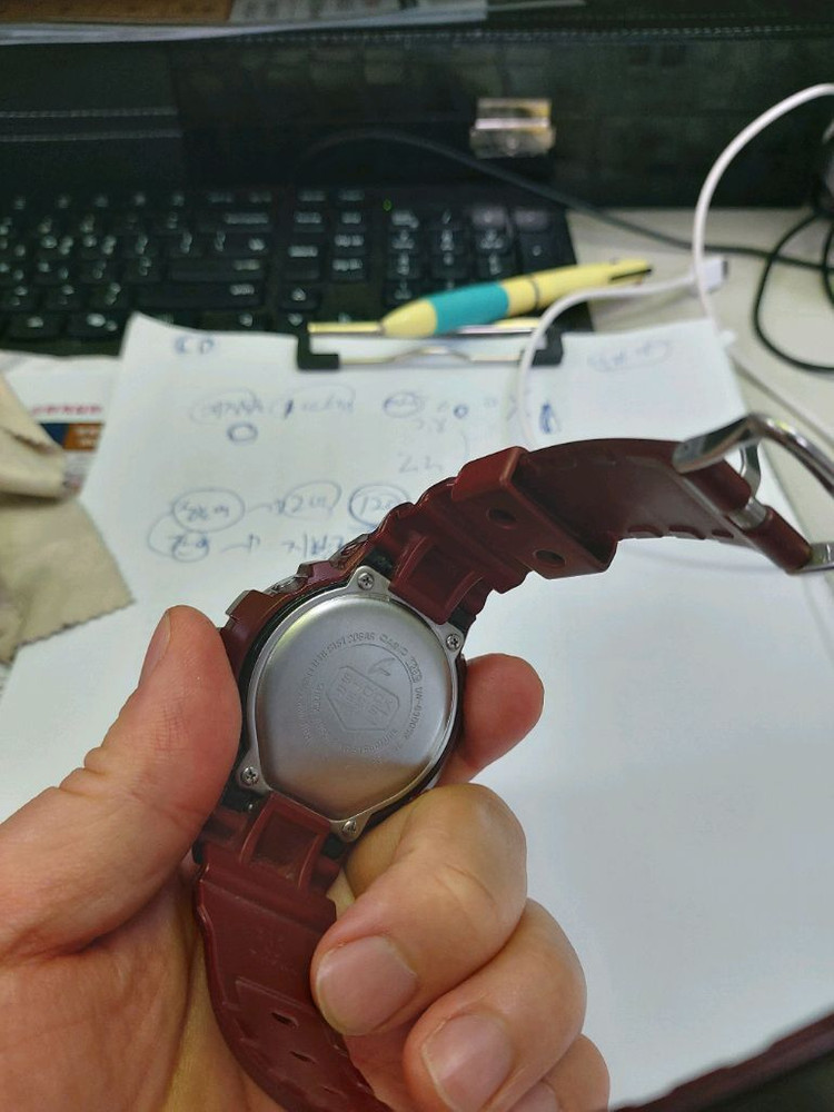 카시오 지샥 버건디색 시계 이미지