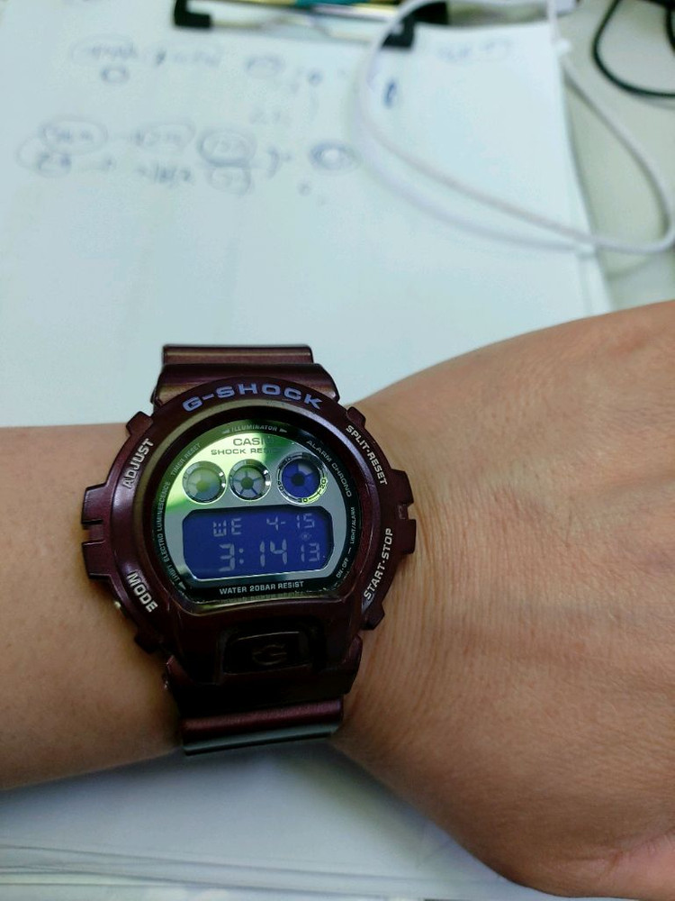 카시오 지샥 버건디색 시계 이미지