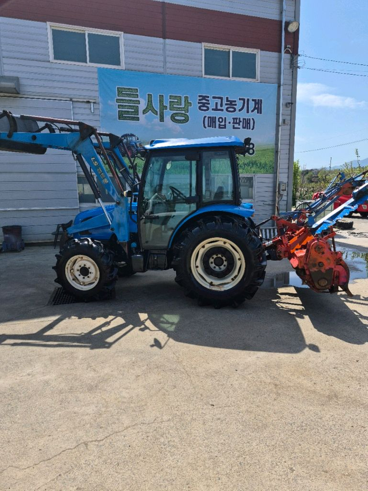 LS 트랙터 60마력 로더 포함된 트렉터 소개합니다사진에서 보시는 것처럼 로더와 로터리까지 모두 이미지